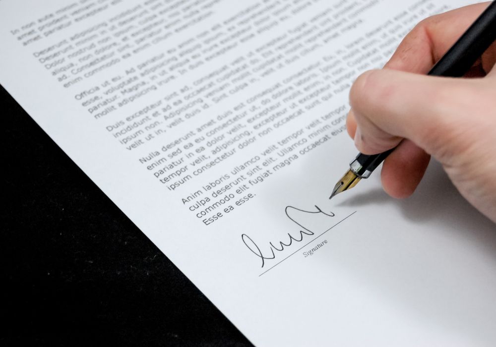 ¿Qué se debe tener en cuenta antes de firmar un contrato? Tu guía definitiva para entrar en el mercado laboral